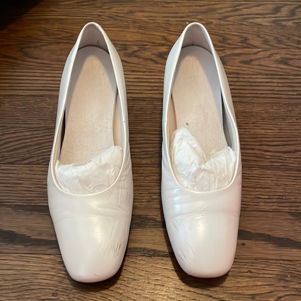 White leather low pump (Nordstrom Comfort). Size 9.5